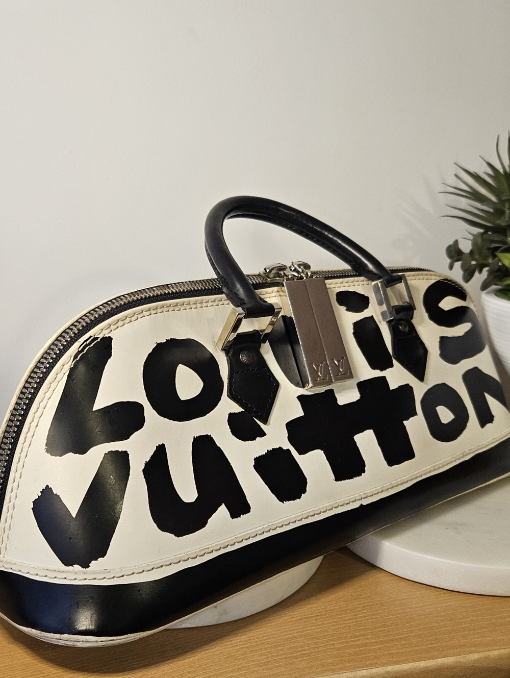 Louis Vuttion Graffit Alma Horizontal Bag ✨️🖤✨️